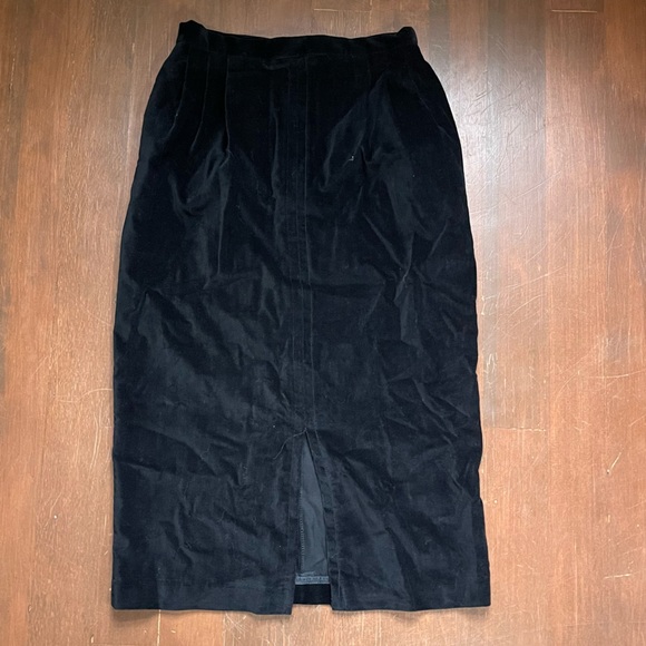 Vintage Dresses & Skirts - Vintage velvet skirt with front pleats and pockets